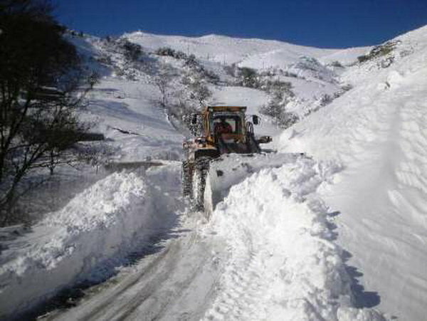 ارتفاع برف در برخی مناطق اصفهان به ۱۱۰ سانتیمتر رسید/وزش تندباد شدید در شرق