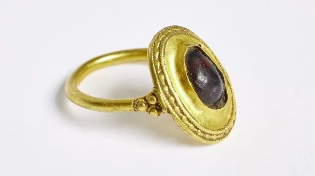 کشف انگشتر طلای ۱۵۰۰ساله - ایسنا