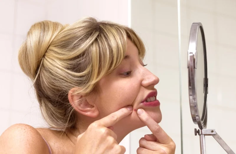 ارتباط استرس با دستکاری پوست؛ بررسی علل و راهکارهای درمانی